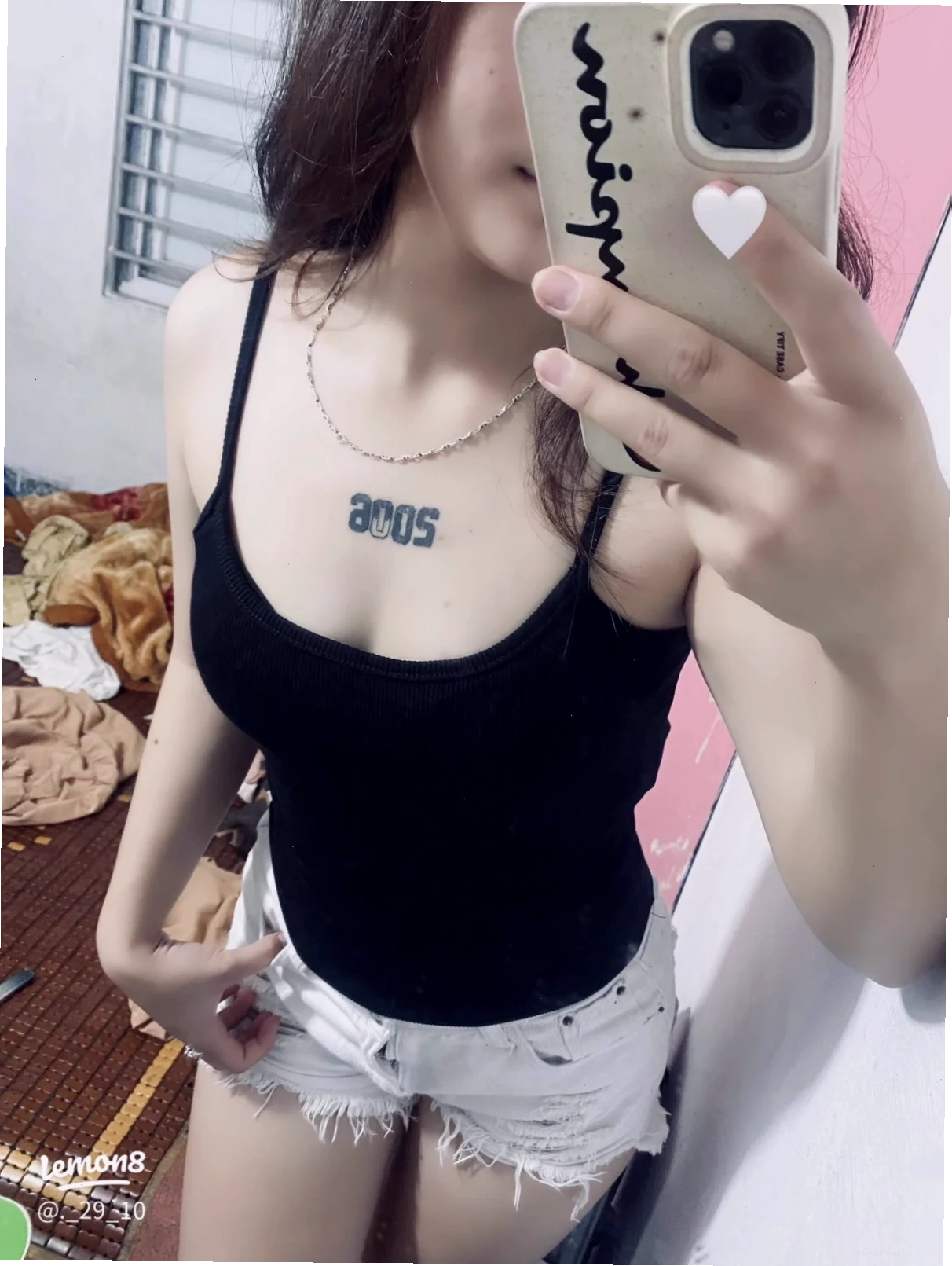 Tạo dáng dựa tường sang trọng ảnh gái mặc áo hai dây dựa tường