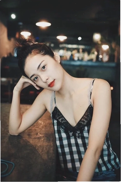 Tận hưởng ánh sáng tự nhiên ảnh gái mặc áo hai dây dưới nắng