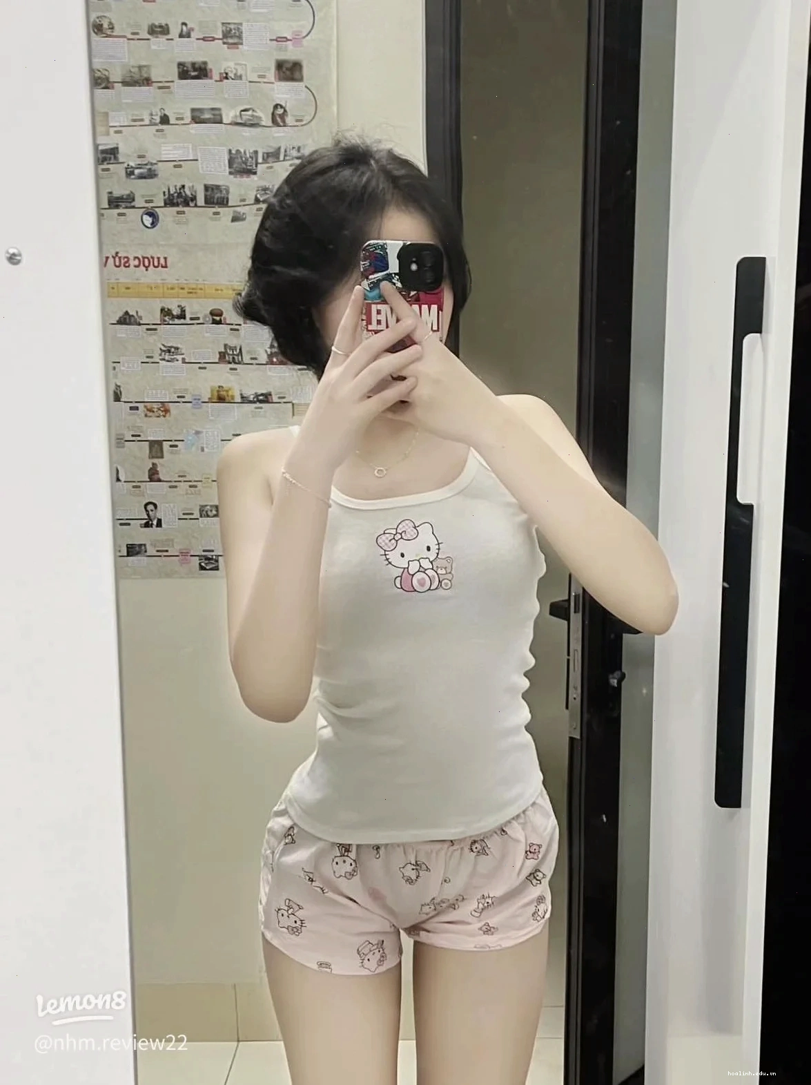 Tư thế ngồi đầy thơ mộng ảnh gái mặc áo hai dây kiểu ngồi