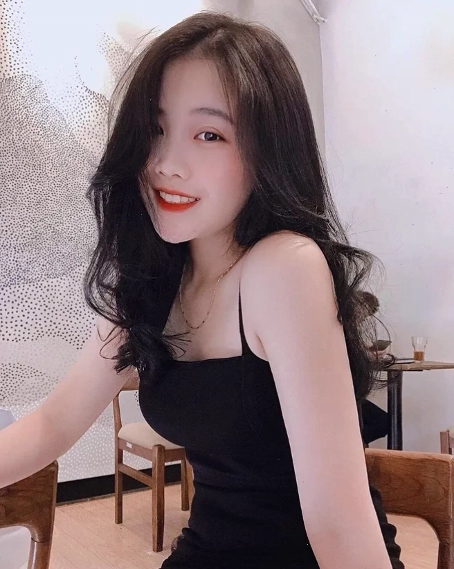 Tôn dáng trước gương ảnh gái mặc áo hai dây ôm sát