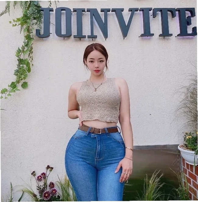 ảnh gái mặc quần jean ngắn cá tính