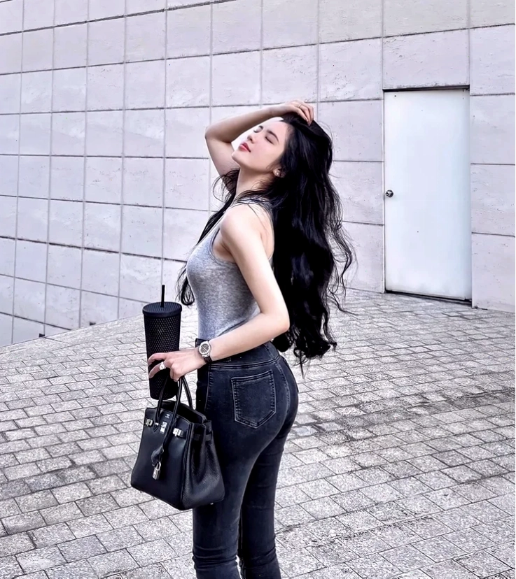 ảnh gái mặc quần jean tươi mới