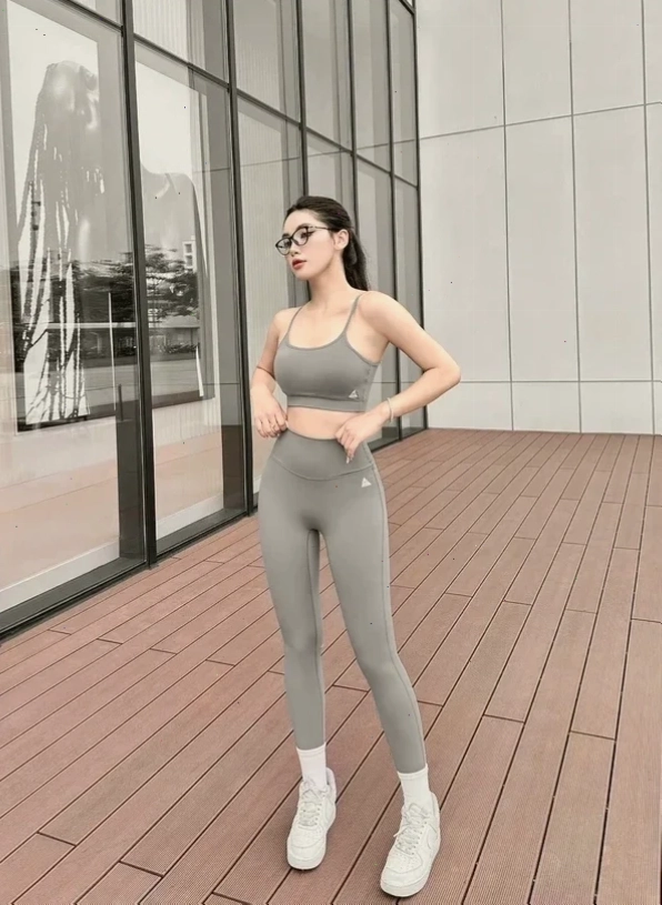ảnh gái mặc quần legging chụp ảnh ngoài trời