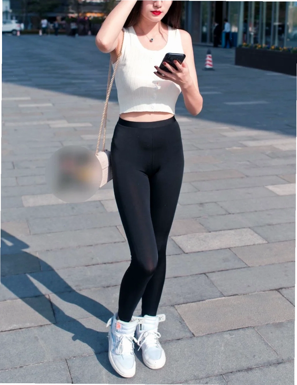 ảnh gái mặc quần legging da
