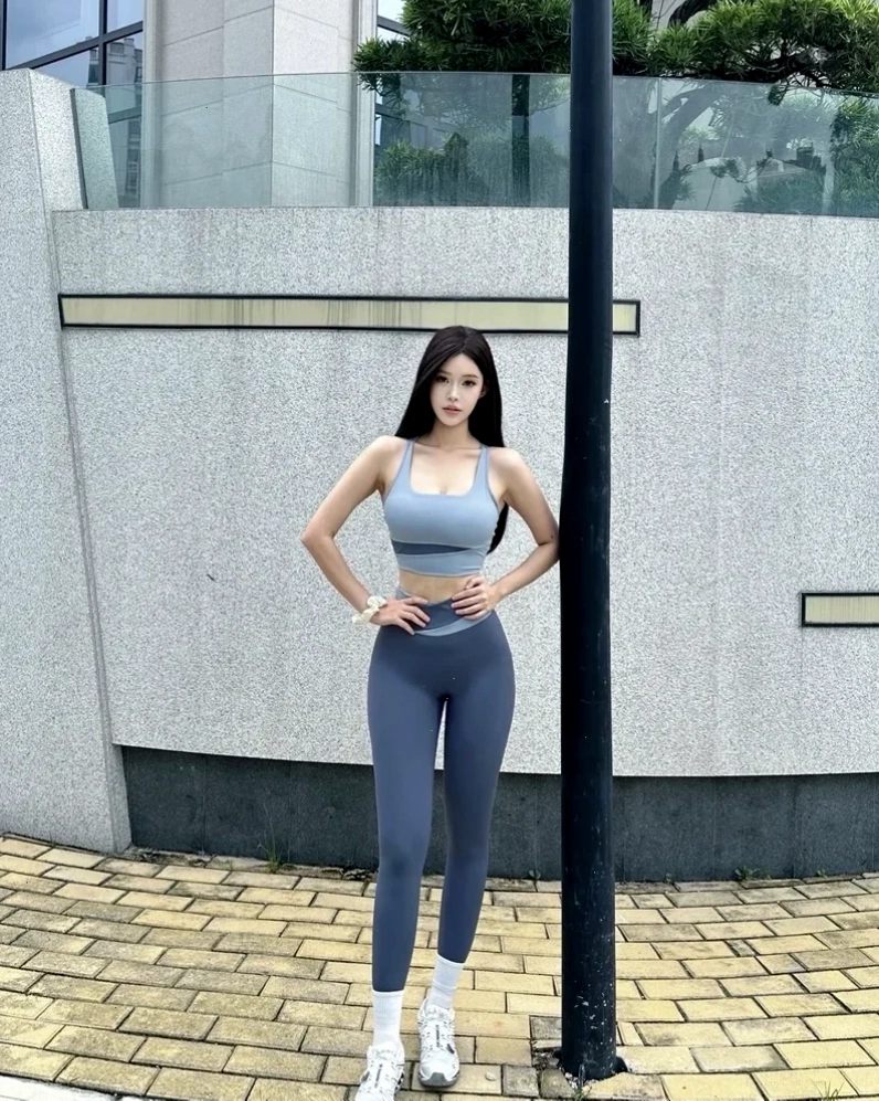 ảnh gái mặc quần legging đen bóng