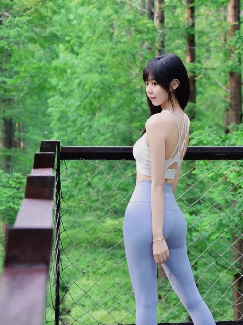 ảnh gái mặc quần legging khoe chân