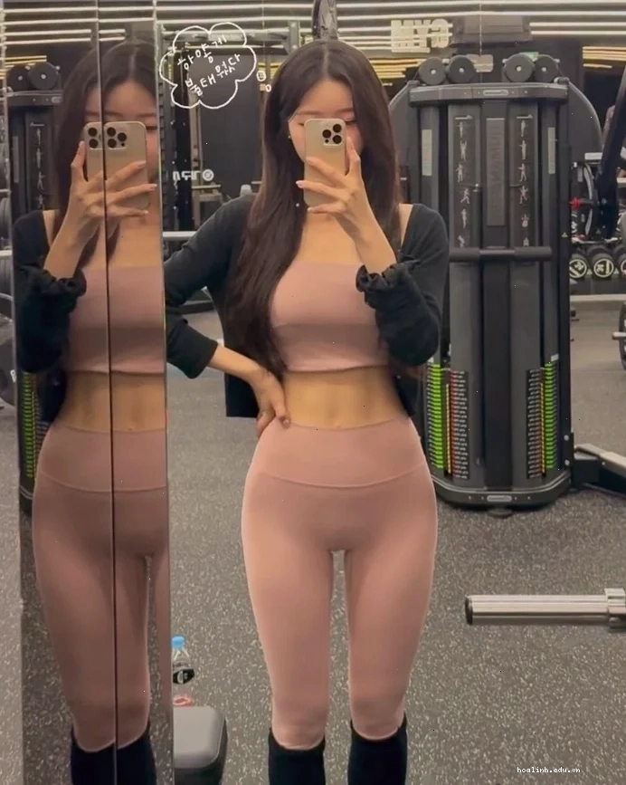 ảnh gái mặc quần legging màu đen