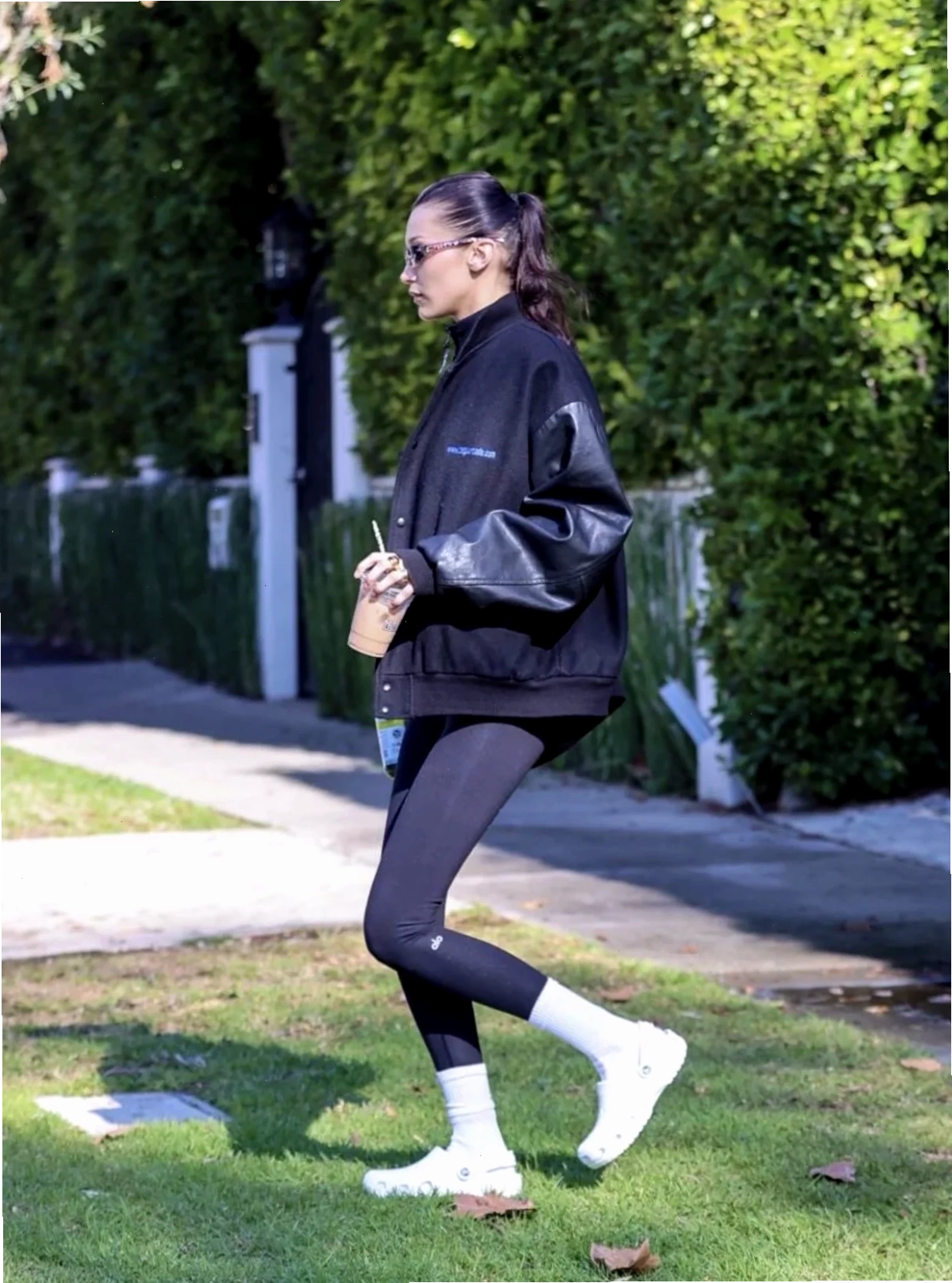 ảnh gái mặc quần legging màu xám
