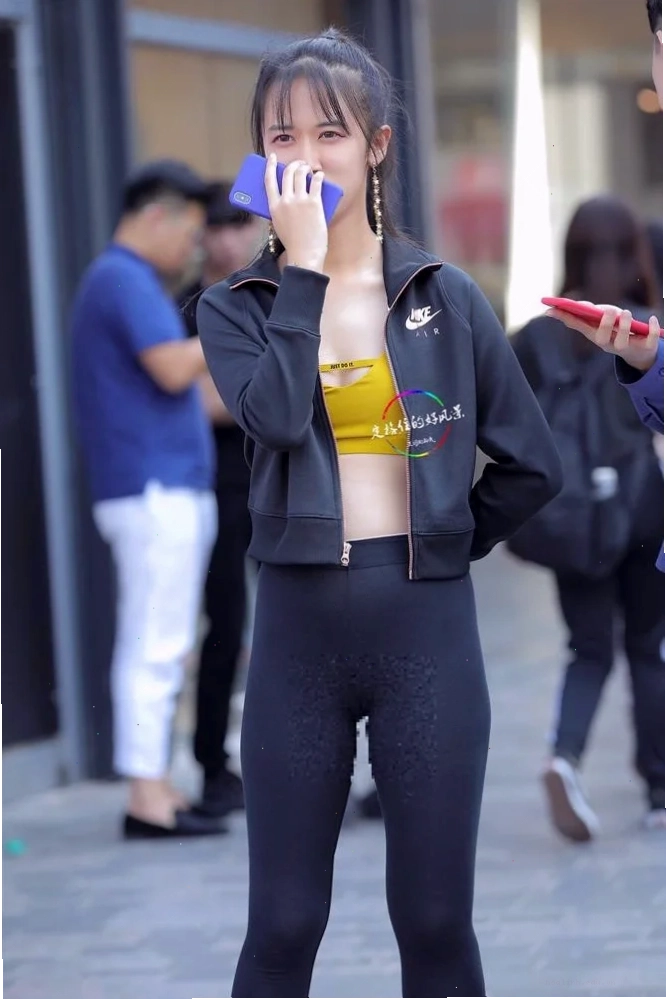 ảnh gái mặc quần legging tại quán cafe