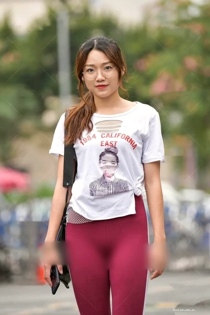 ảnh gái mặc quần legging tạo dáng