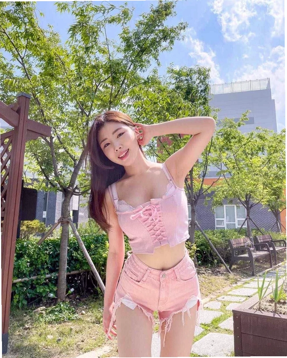 ảnh gái mặc quần short áo croptop