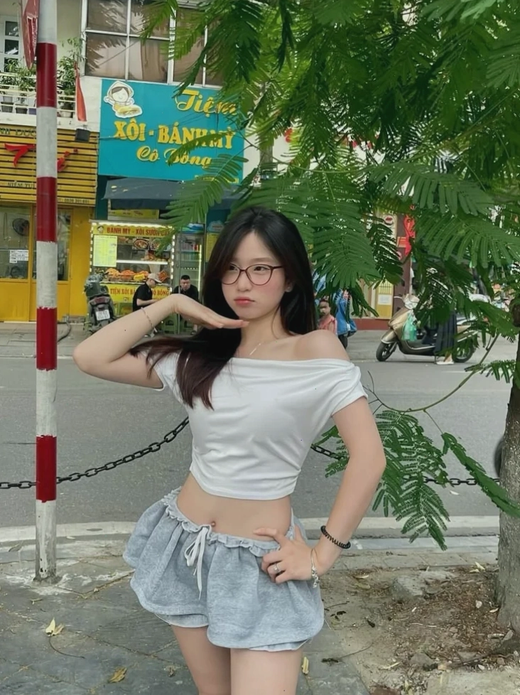 ảnh gái mặc quần short áo thun