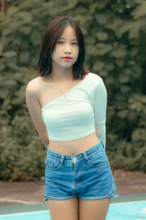 ảnh gái mặc quần short dạo phố