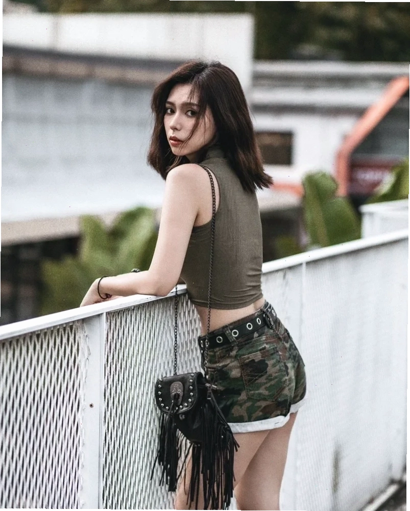 ảnh gái mặc quần short đi dạo