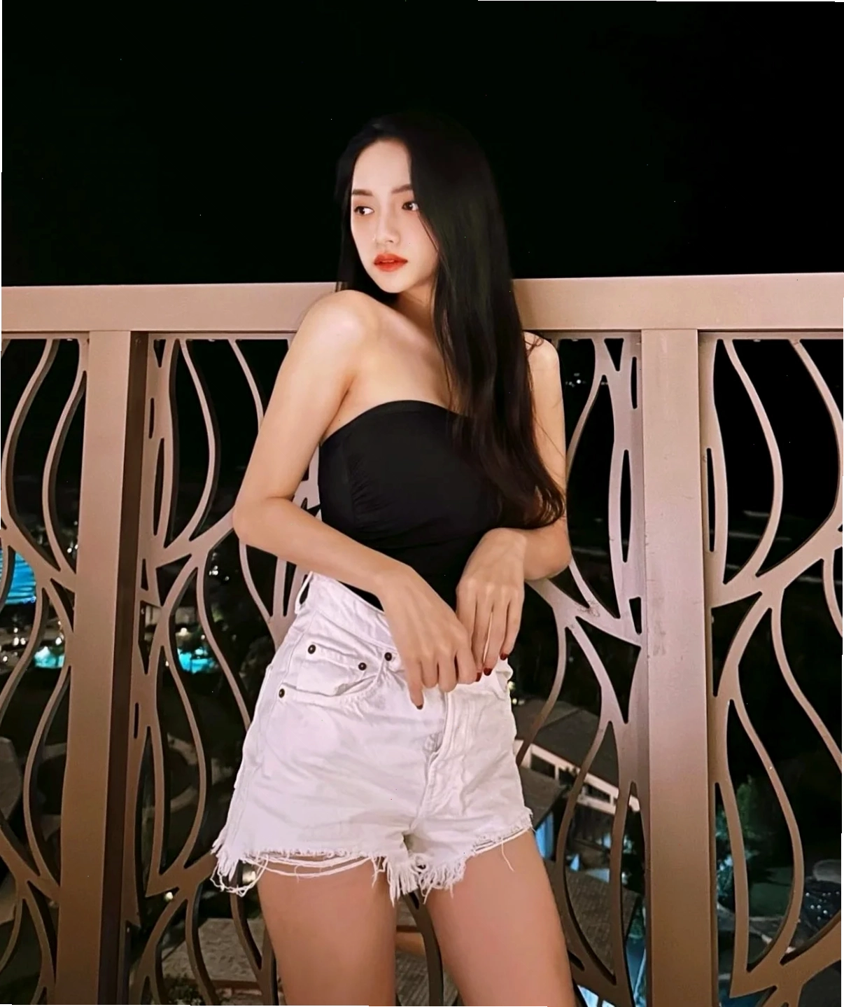 ảnh gái mặc quần short với áo sơ mi