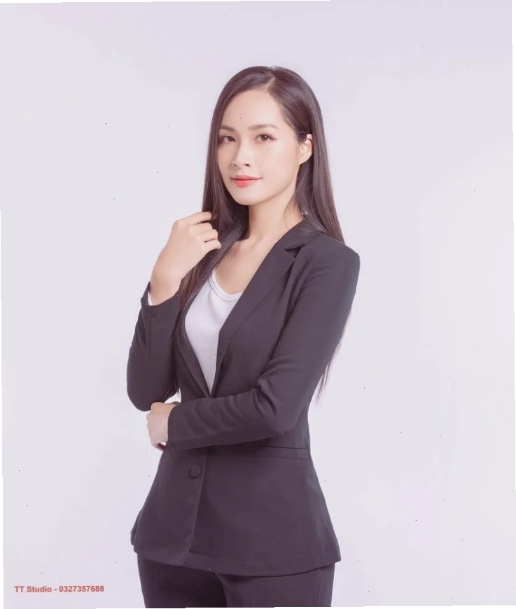 Ảnh gái mặc vest năng động