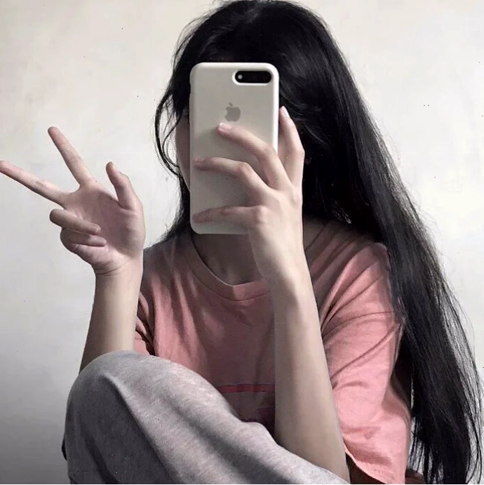 ảnh gái xinh che mặt bằng điện thoại