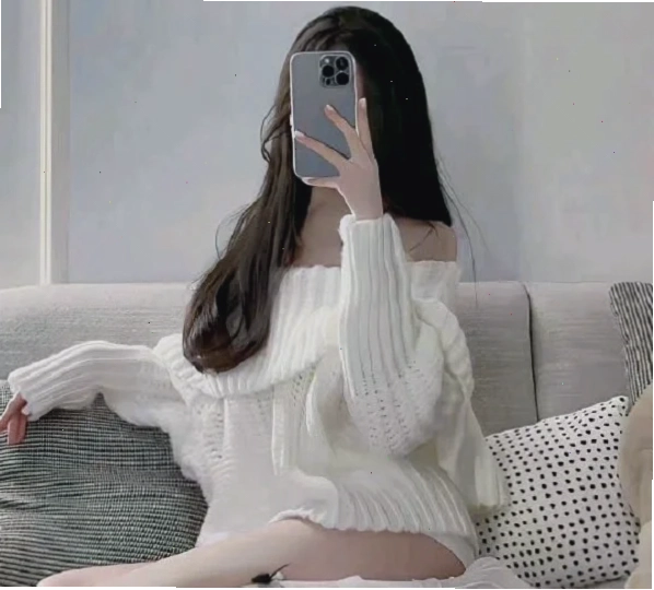 ảnh gái xinh che mặt bằng điện thoại