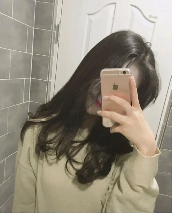 ảnh gái xinh che mặt bằng điện thoại