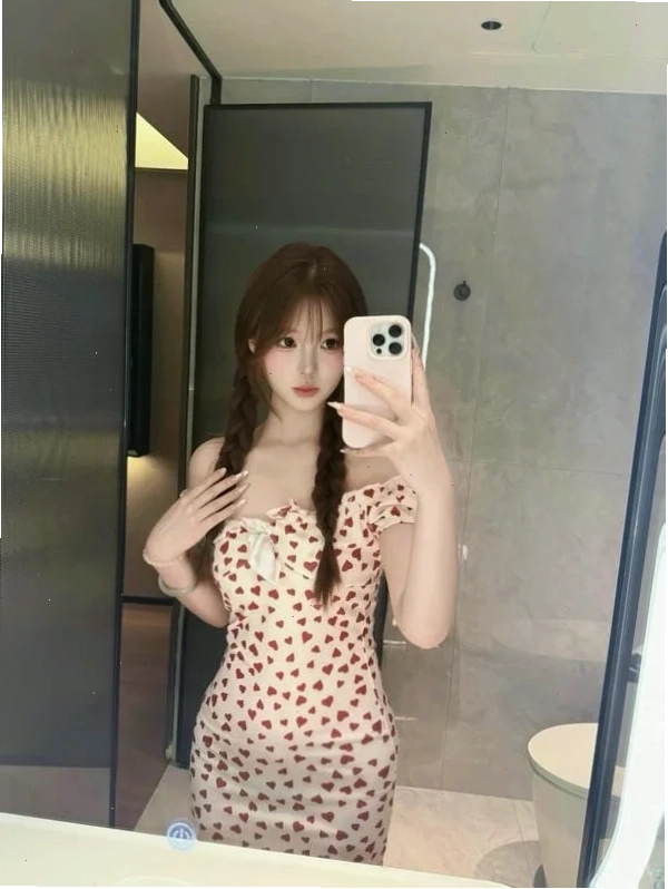 ảnh gái xinh che mặt bằng điện thoại
