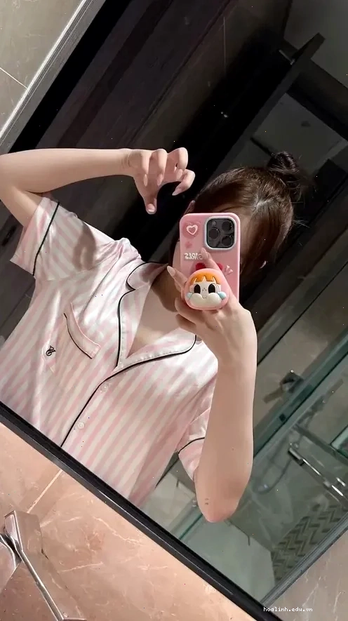ảnh gái xinh che mặt bằng điện thoại trước gương sang chảnh