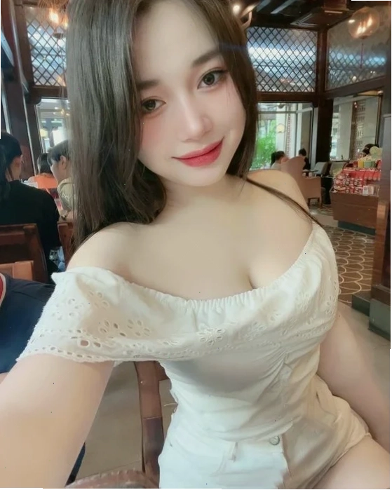 ảnh gái xinh dễ thương việt nam đứng trước tường vàng