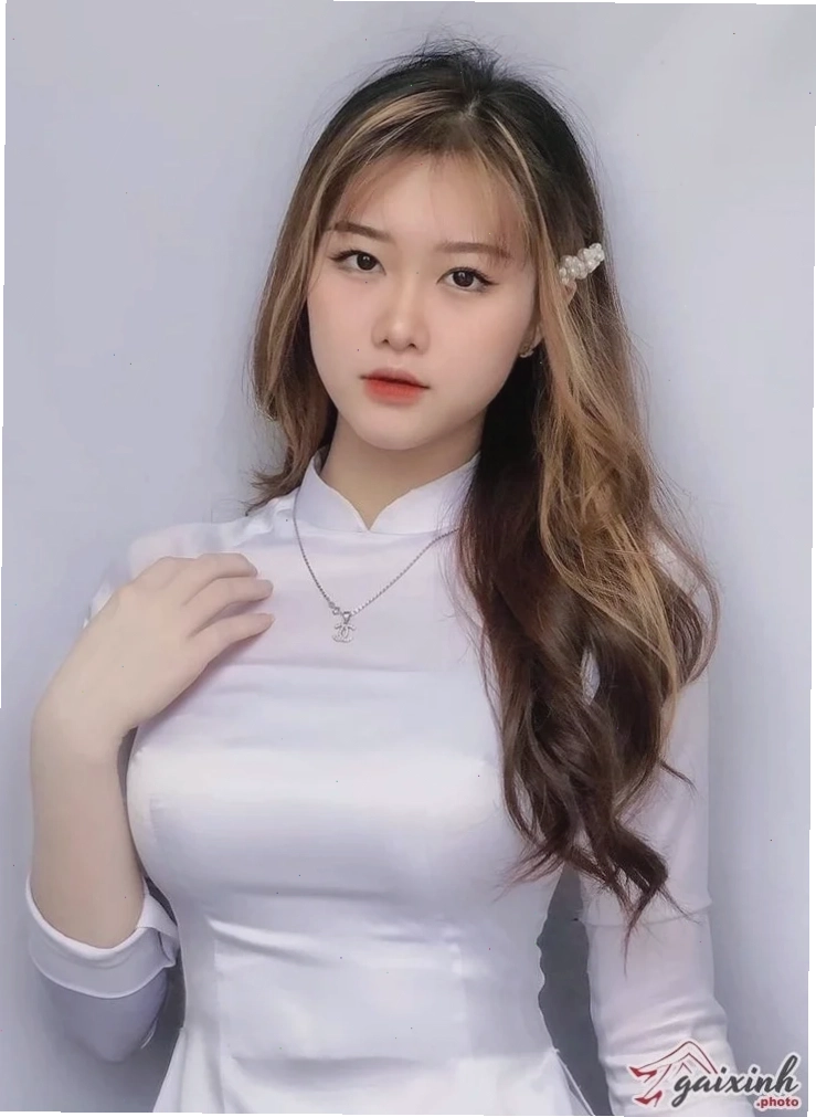 ảnh gái xinh mặc áo trắng trong studio