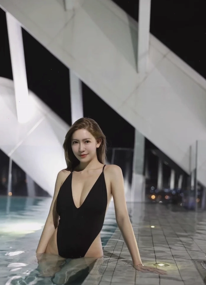 ảnh gái xinh mặc bikini đen dưới ánh đèn
