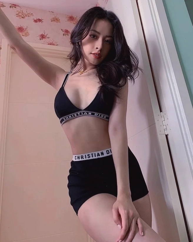 ảnh gái xinh mặc bikini đen giữa hồ