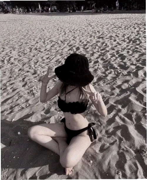 ảnh gái xinh mặc bikini đen giữa vách đá