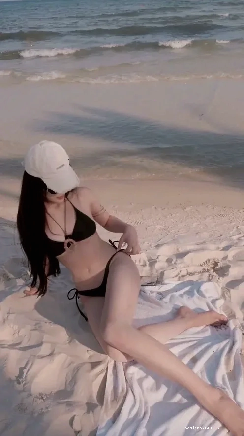 ảnh gái xinh mặc bikini đen mỉm cười trên cát