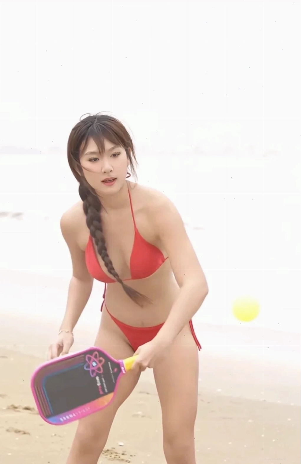 ảnh gái xinh mặc bikini đi biển nhìn ra đại dương