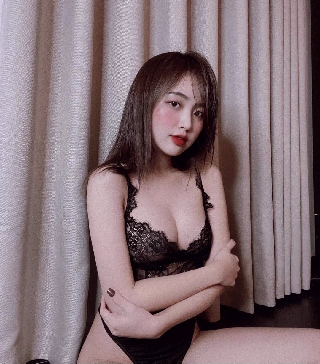 ảnh gái xinh mặc bikini đi ngủ tỏa sáng dưới nắng