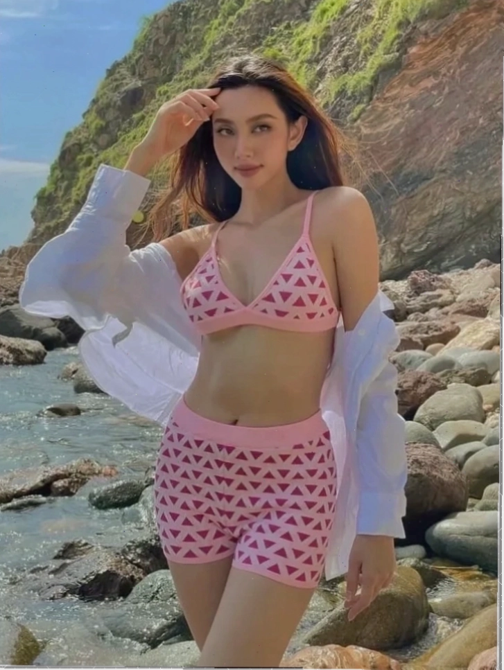 Ảnh gái xinh mặc bikini hồng nằm trên bãi biển