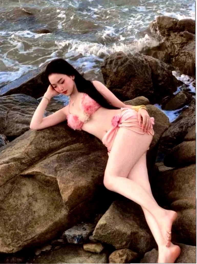 Ảnh gái xinh mặc bikini hồng quyến rũ bên bãi biển