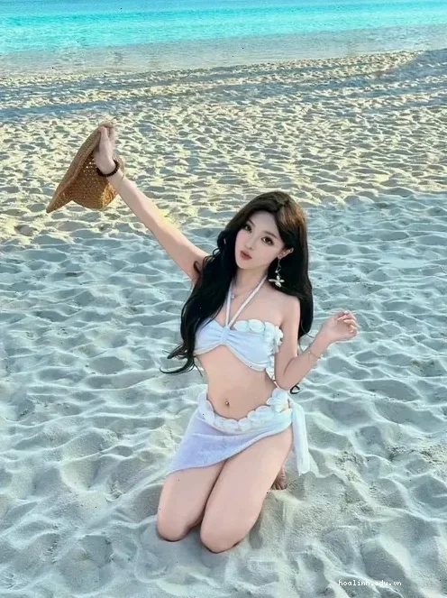 cô nàng bikini trắng Ảnh gái xinh mặc bikini trắng thả dáng