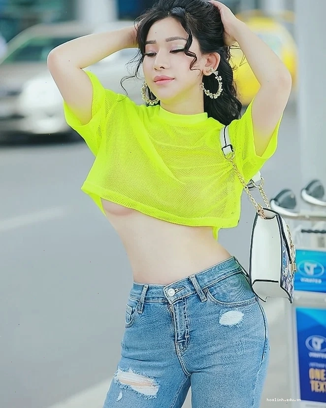 Ảnh gái xinh mặc croptop cuốn hút