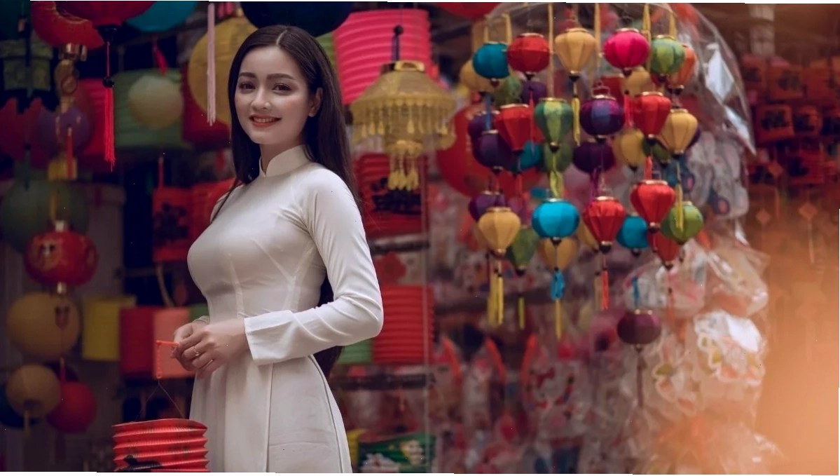 ảnh gái xinh vn cô gái váy trắng cầm hoa