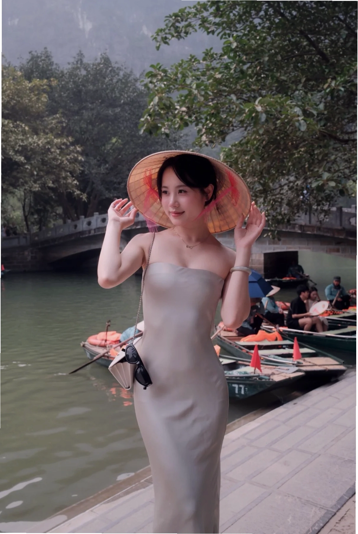 ảnh gái xinh vn cô gái váy trễ vai màu kem
