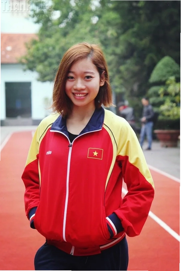 ảnh gái xinh vn selfie tóc ngắn cài hoa