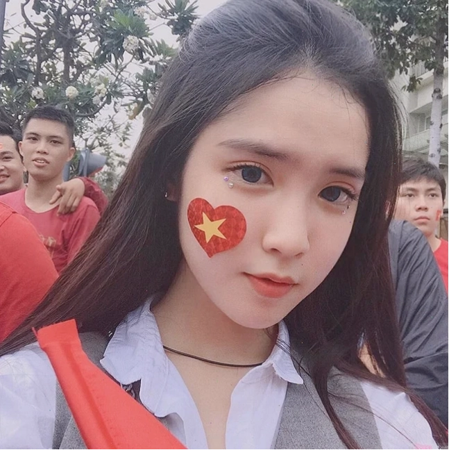 ảnh gái xinh vn váy xanh nhạt đứng cửa cổ
