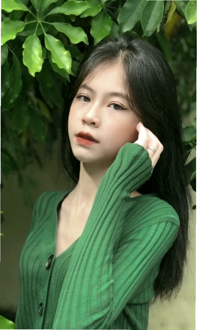 Ảnh hồ sơ cô gái tóc nâu ngồi trong quán cà phê ấm áp