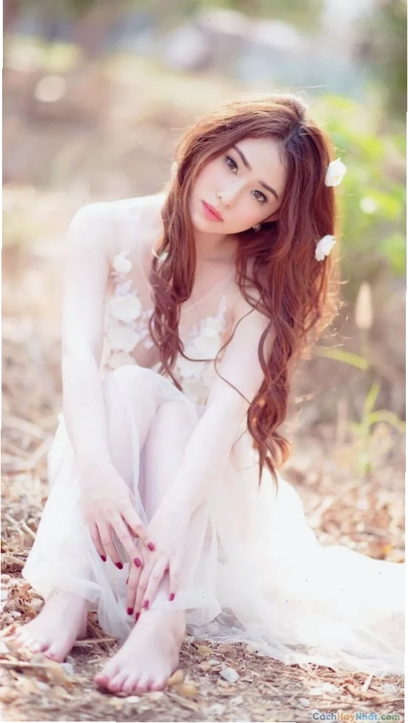 Gái xinh tạo dáng ảnh nền gái sexy ngồi xe