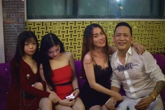 ảnh ôm gái ấm áp