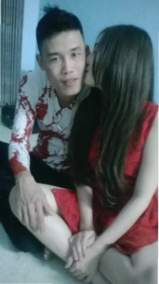 ảnh ôm gái đơn giản