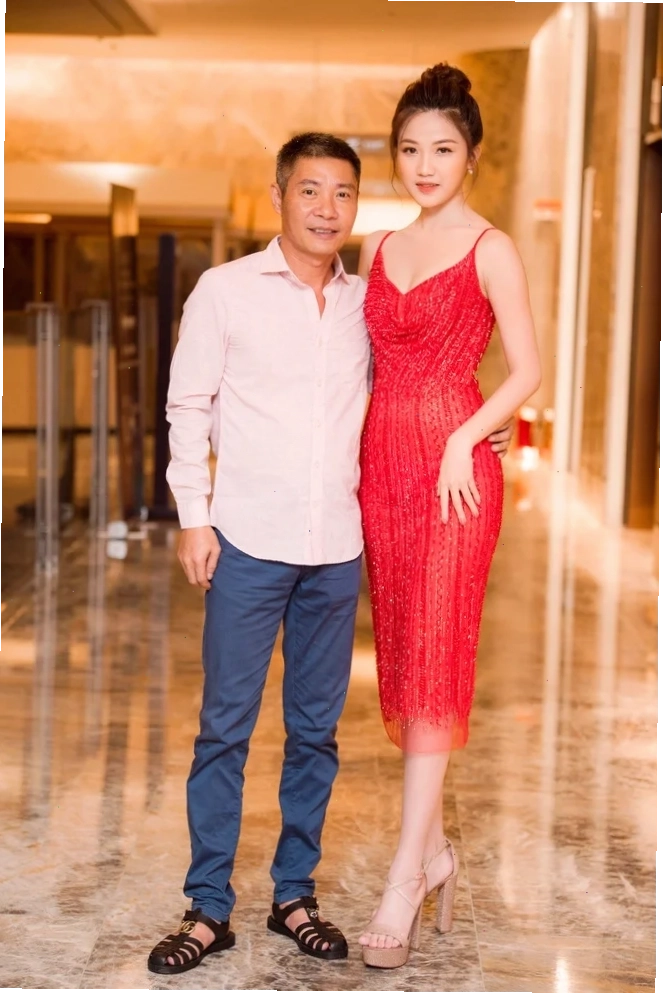 ảnh ôm gái trong mưa
