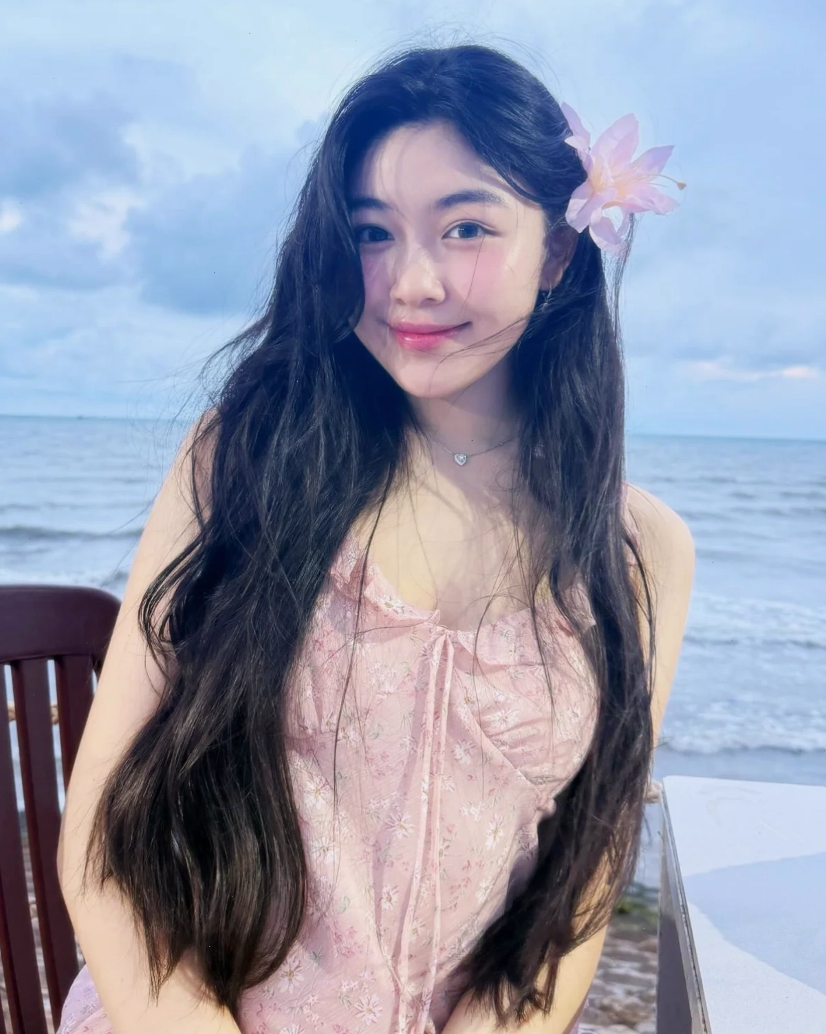 Avatar nữ xinh nằm nghiêng trên ghế da nâu