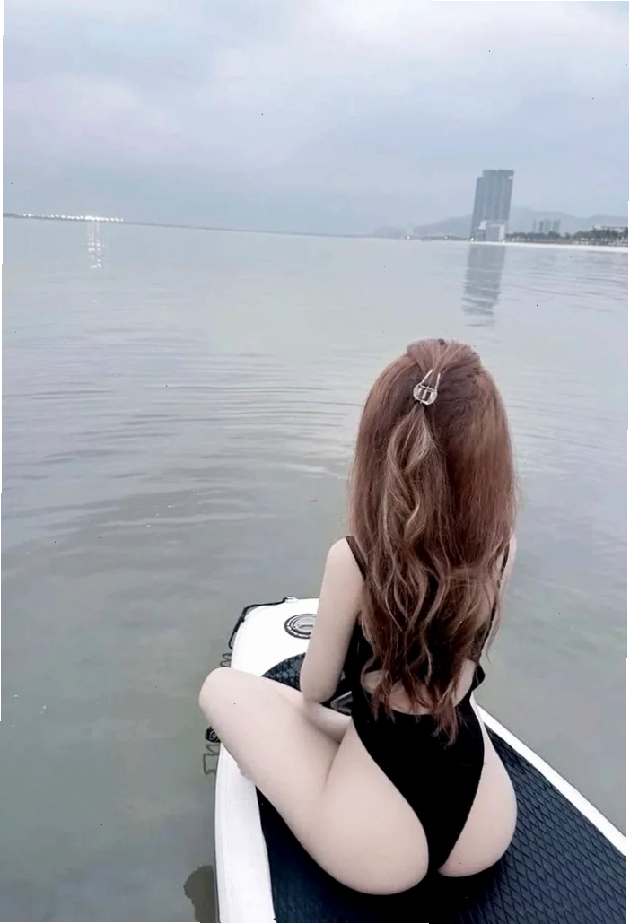 bạn gái mông to