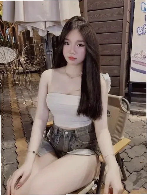 bạn gái ngực to cuốn hút