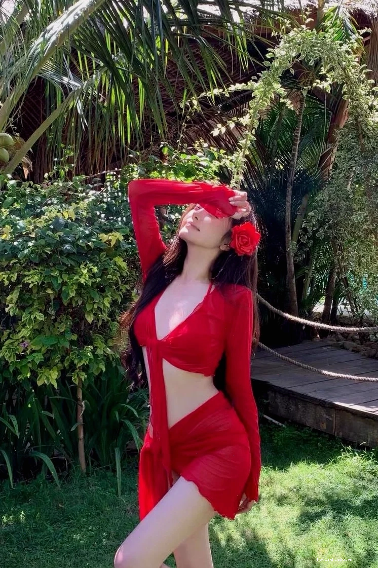 Bikini hồng vô cực Bikini hồng bên hồ bơi vô cực